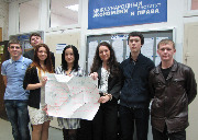 Студенты 1 курса МИЭП, юридического фак-та с мозаикой «Студенческий билет»